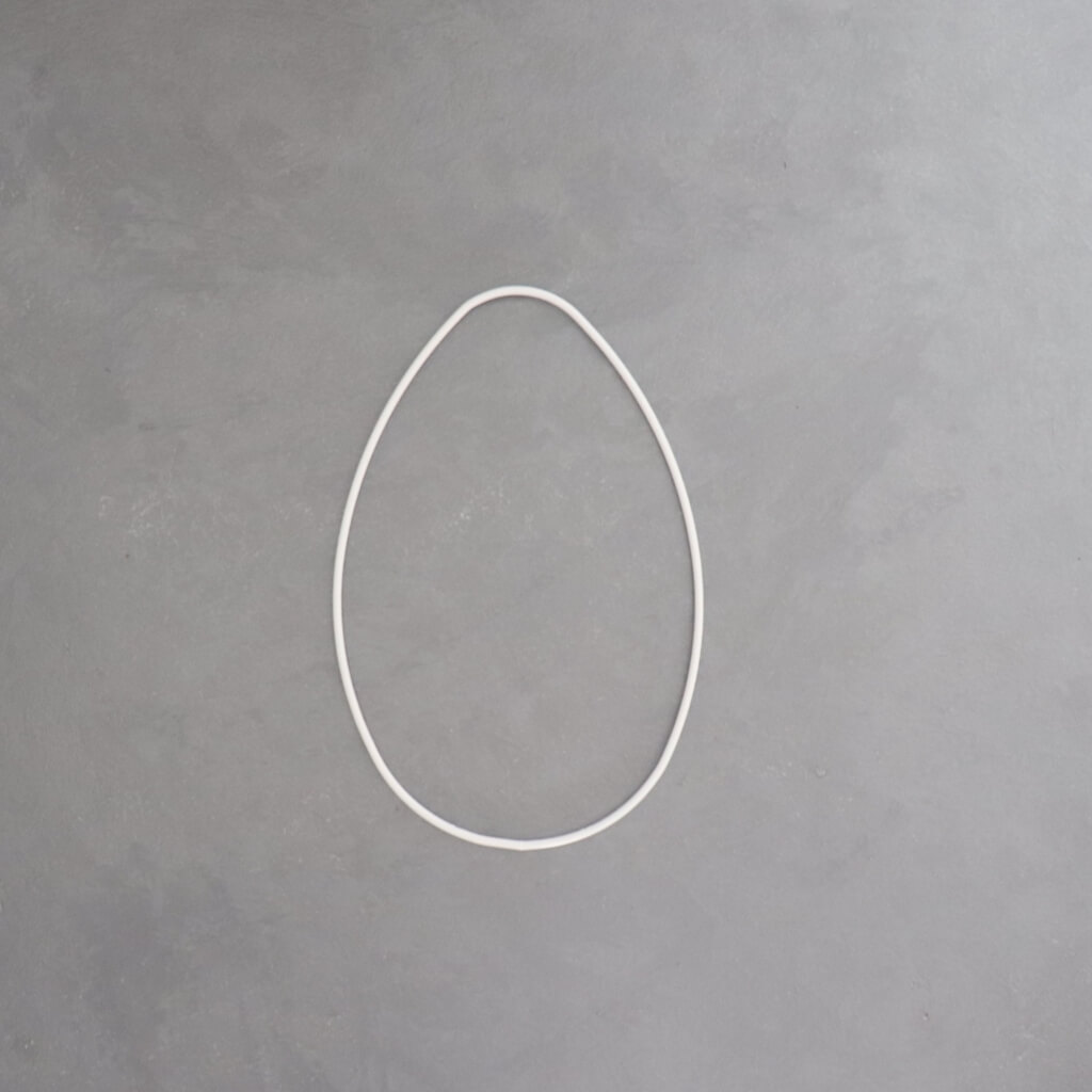 Dekorační kruh vajíčko – bílá, 16 cm, kovový základ pro jarní a velikonoční dekorace